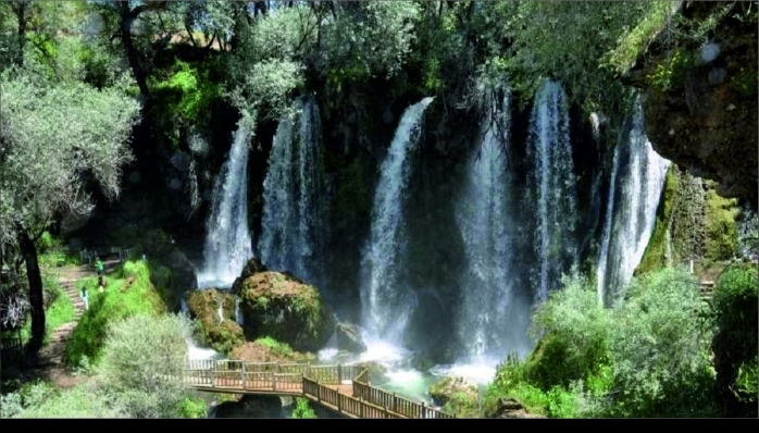 Sonbaharın Büyüsü: Sızır Şelalesi'nde Eşsiz Güzellik!