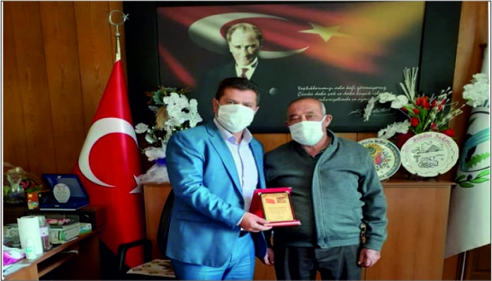 Sızır Belediyesinden Emekli Olan Personeline Plaket