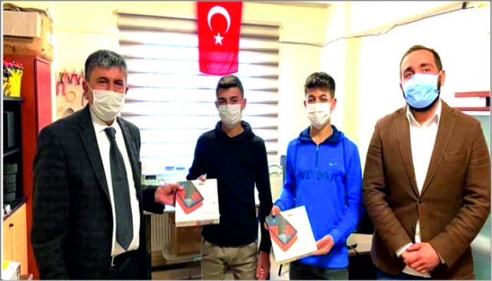 Başarılı Öğrencileri Ödüllendirdi