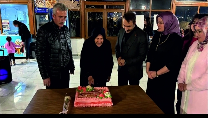 Gemerek'te Kadınlar Günü Coşkusu:  Kaymakam Koca ve Başkan Çelikten  Kadınlarla Bir Araya Geldi