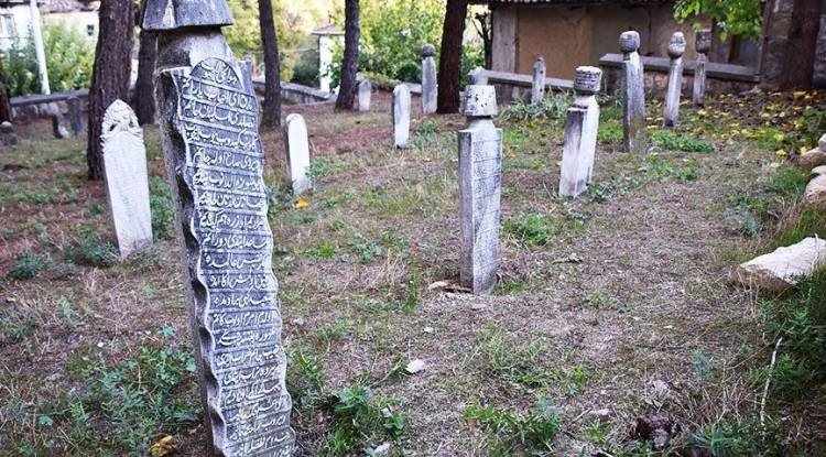 Taraklı’da tarihin izleri mezar taşları